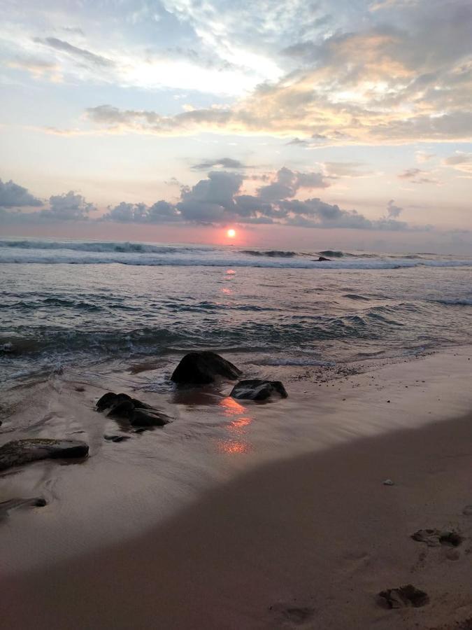 Near Beach Rest Unawatuna Dış mekan fotoğraf